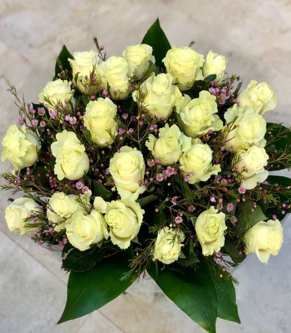 ramo de rosas blancas de 70 cm . Calidad asegurada